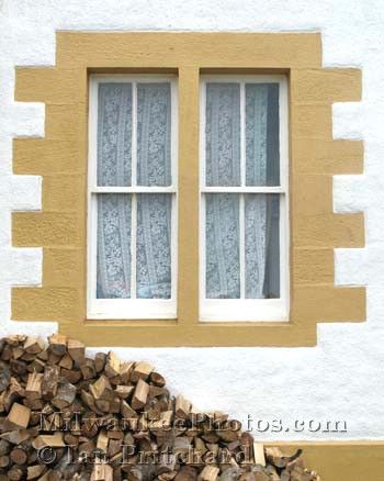 Photograph of Cottage Window from www.MilwaukeePhotos.com (C) Ian Pritchard